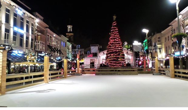 De ijsbaan op de Grote Markt is klaar voor gebruik.