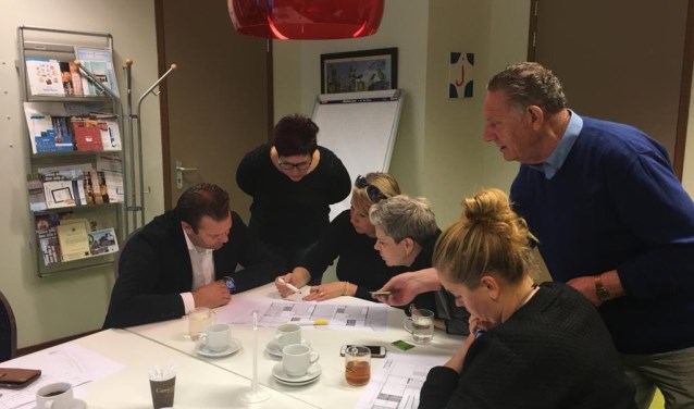 De partijen kijken naar de indeling van De Vleer. FOTO DE VLEER