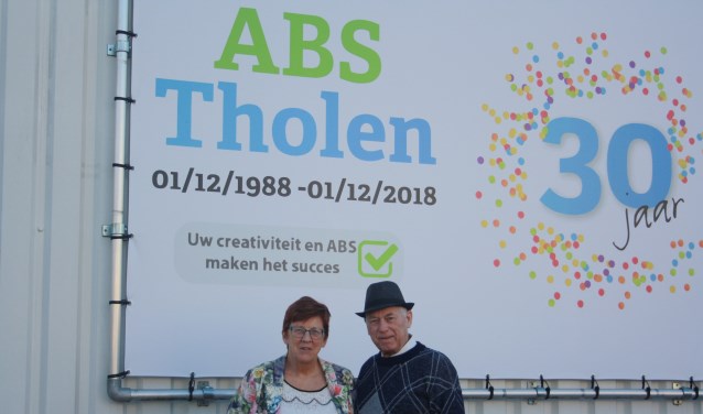 Adrie en Henk de Ruiter vieren het dertig jarig bestaan van ABS Tholen. FOTO FRITS SIMONS