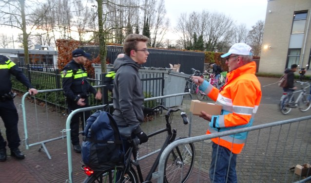 Iedere fiets werd gecontroleerd op een werkend voor- en achterlicht