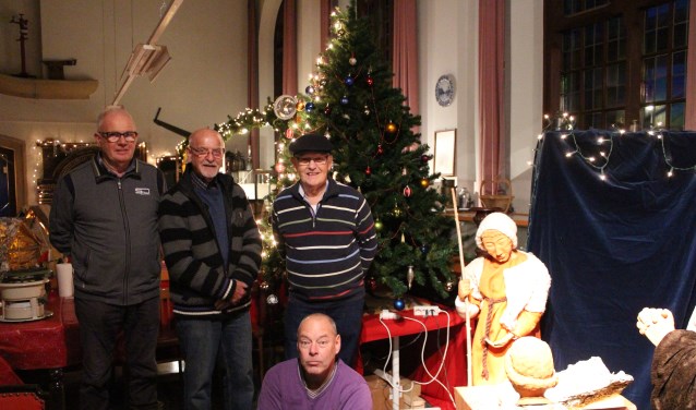 Het trouwe team van De Holle Roffel dat honderden kerststallen opzet voor de traditionele Kerststallentocht in Kruisland