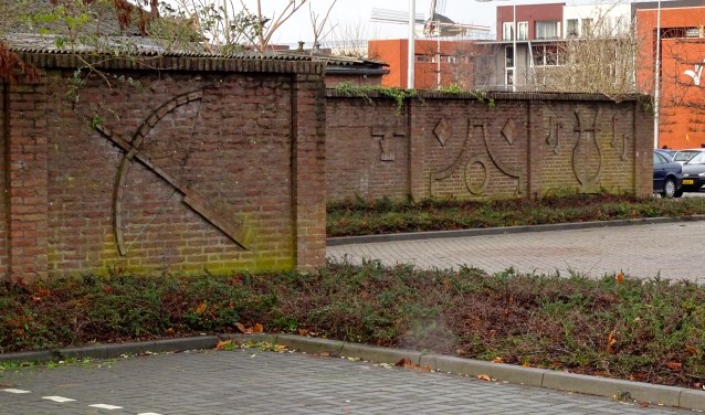 De gemeente is niet van plan de muur aan de Lange Brugstraat te sparen. FOTO JACK KONINGS