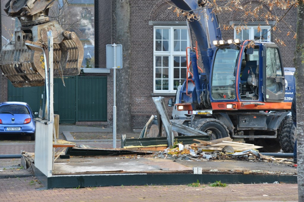 Op 21 november werden de restanten van de uitgebrande frietkraam gesloopt.