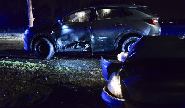 Beide auto's raakten zwaar beschadigd.
