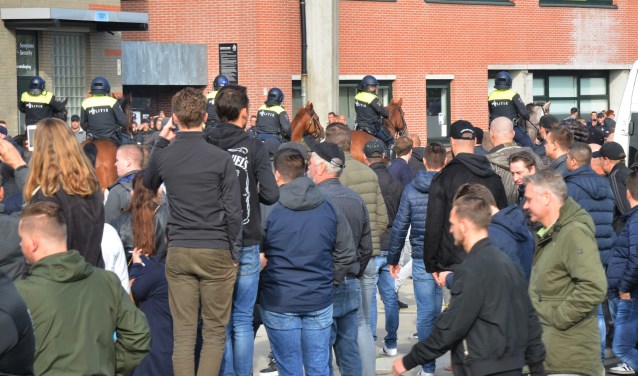 De politie te paard grijpt in bij NAC-Willem II.
