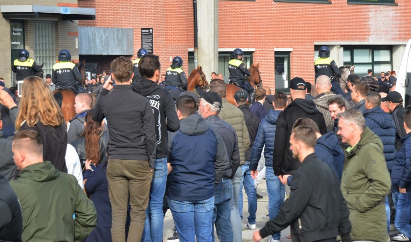 De politie te paard grijpt in bij NAC-Willem II.