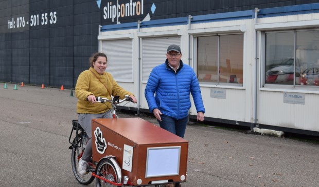 Ton van der Veeken geeft Smaakmaker Stephanie fietsles. FOTO STELLA MARIJNISSEN