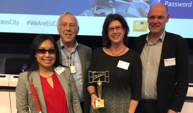 De Bredase delegatie met de prijs.