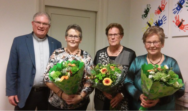 Vlnr: Pastoor Hans van Geel en de jubilarissen Nellie Damen, Marie Backx en Dien van Gastel.