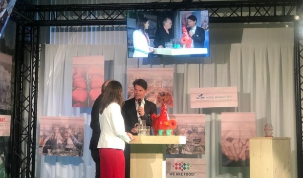 Burgemeester Depla op het podium bij de slotmanifestatie van We Are Food.
