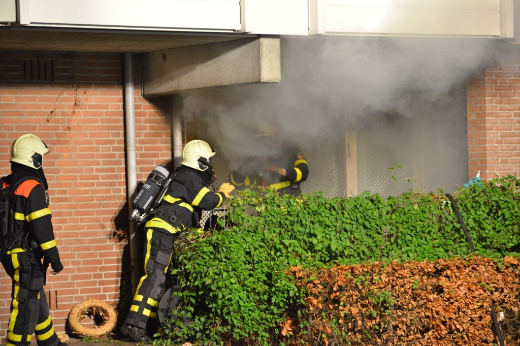De brandweer moest de ramen kapot slaan om de brand te kunnen bestrijden.
