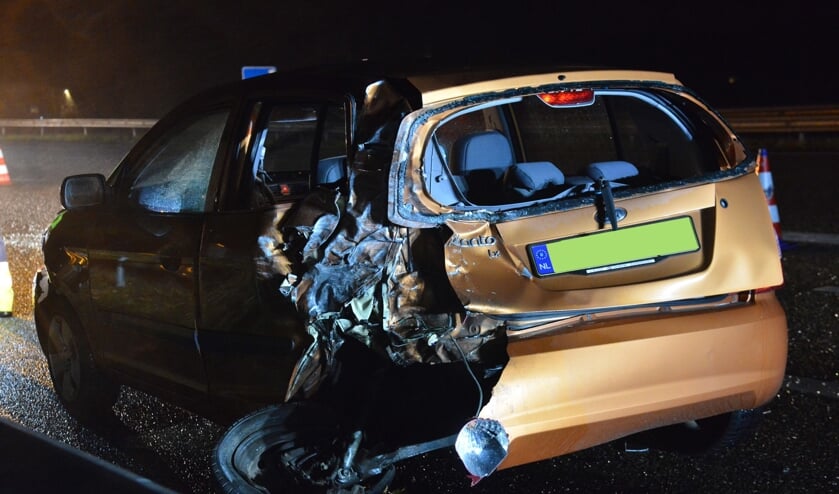 De auto's raakten zwaar beschadigd.