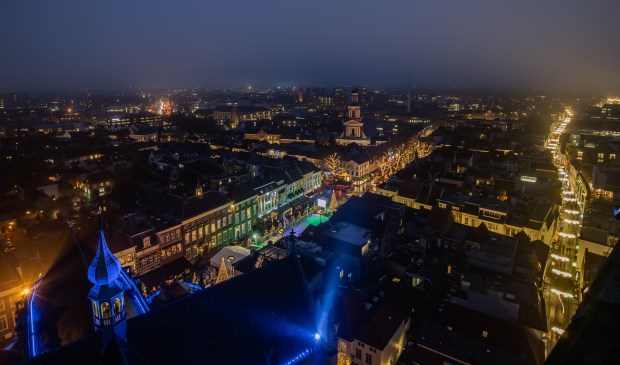 De Bredase binnenstad is sfeervol verlicht.
