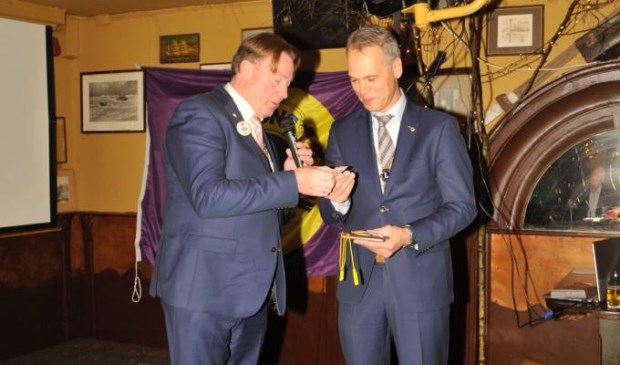 Lions districtgouverneur Bert Jansen Verplancke met president Bart de Kok van Lionsclub Breda Host.