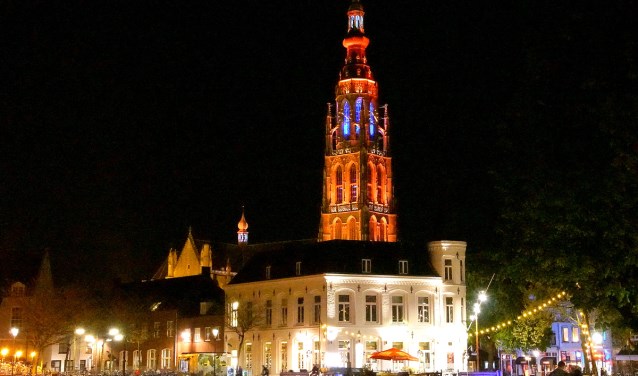 De Grote Kerk kleurde eerder oranje. Zondag en maandag wordt ie wit, als eerbetoon aan de overleden Paoter Sjaggerijn.