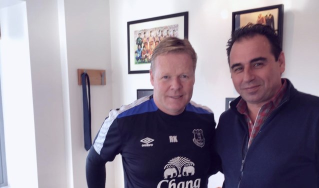 Restauranteigenaar Yannis Papadopoulos samen met Ronald Koeman.