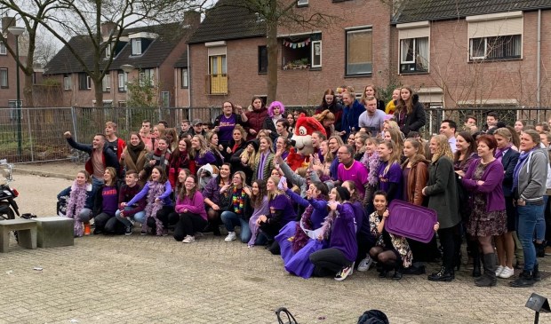 Leerlingen van de Rooi Pannen in Breda zijn vrijdag in het paars gekleed.