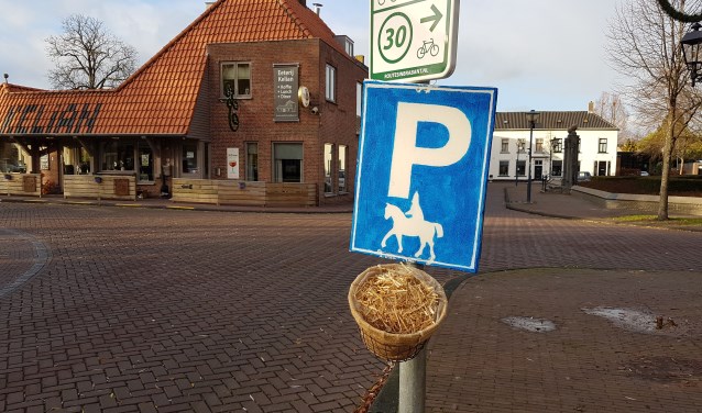 De mand met hooi staat te wachten op het paard van Sinterklaas.