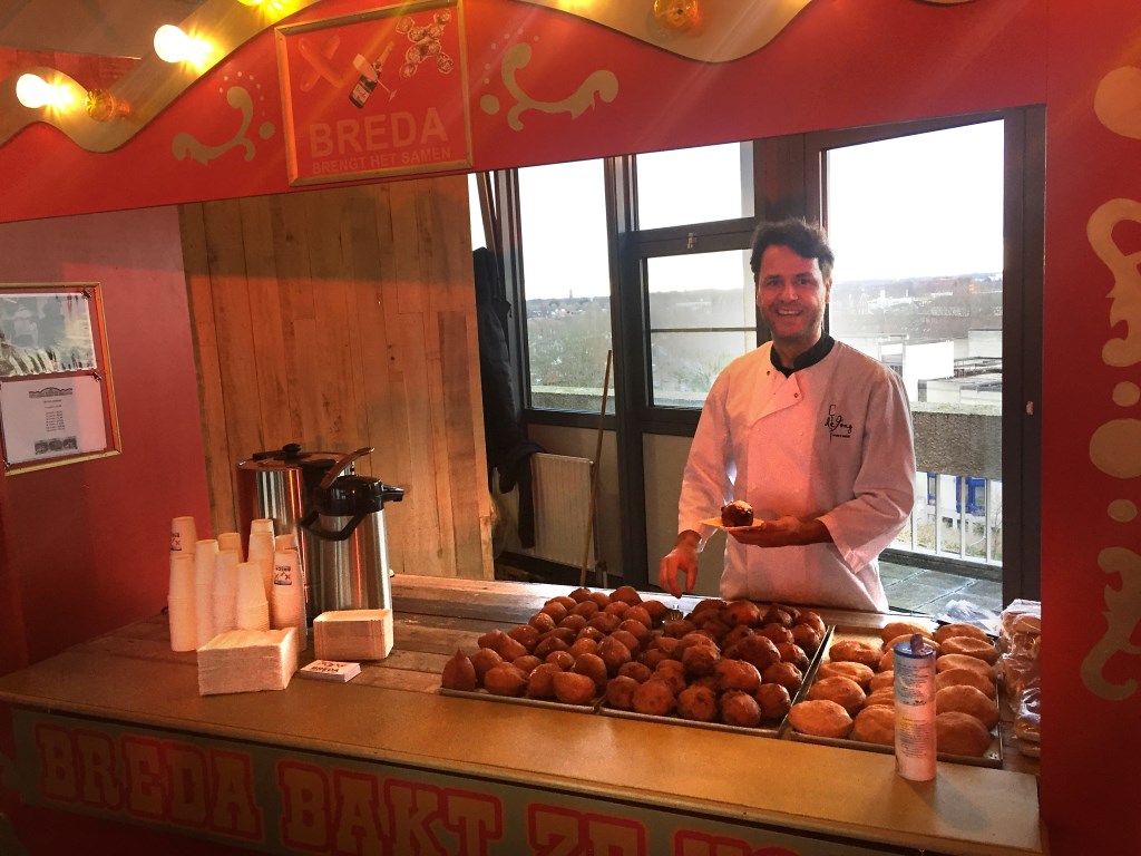 Oliebollen, beats en bubbels op de zesde verdieping van De Teruggave.