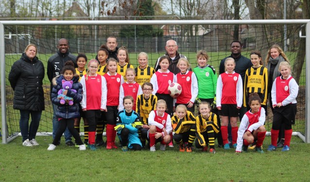 Kruiningen MO11-1 en Kapelle MO11-1 vooraf aan hun speciale wedstrijd. FOTO F. VAN PAGEE