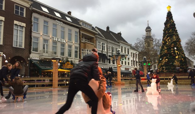 Schaatsen op de ijsbaan op de Grote Markt.