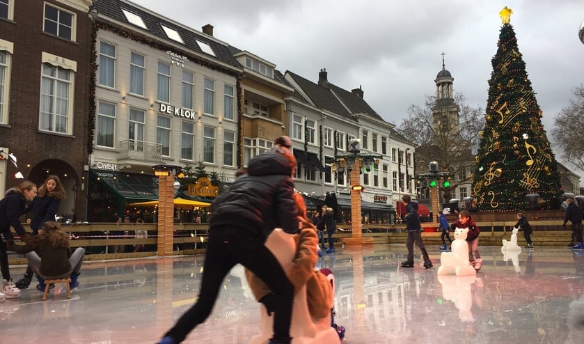 Schaatsen op de ijsbaan op de Grote Markt.