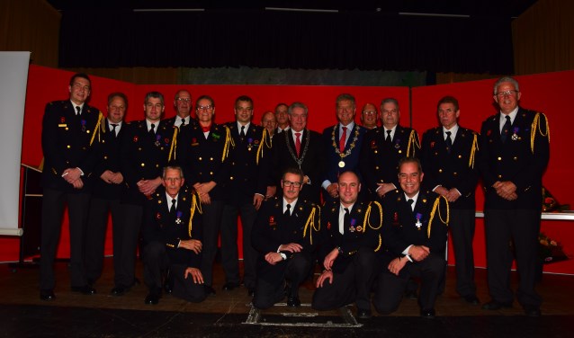 Alle aanwezige brandweerjubilarissen in gezelschap van Burgemeester Petter en Burgemeester Niederer.