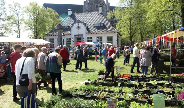 De geraniummarkt trekt jaarlijks vele bezoekers.
