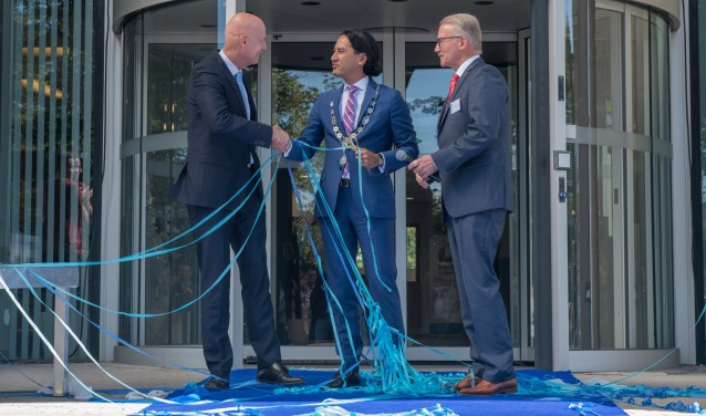 Adri de Buck (rechts) bij de opening van de HZ in Middelburg.