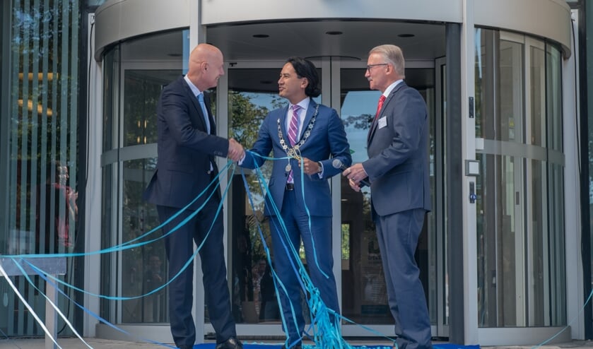 Adri de Buck (rechts) bij de opening van de HZ in Middelburg.