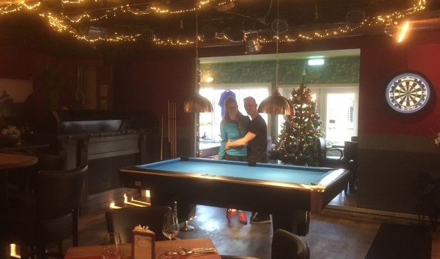 Anja Bastiaansen en Nico Dijkstra, de gastvrouw en gastheer van Lounge Sportcafé Rijsbergen.