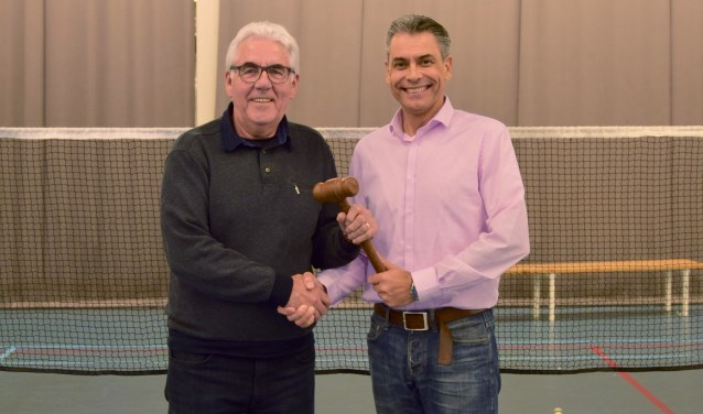 Hans Emmerik overhandigt Edwin de Regionale Badmintonbond Breda voorzittershamer.