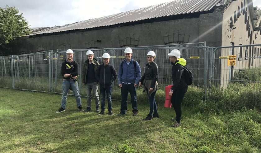 Een deel van de studenten die aan de slag gaat met de botenloods. FOTO GRUTS
