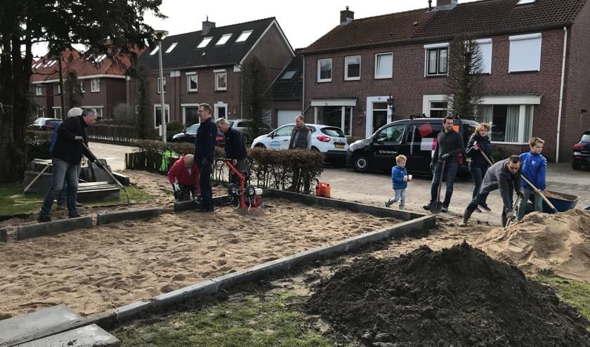 Bewoners van 't Drievierde leggen een jeu de boulesbaan aan.