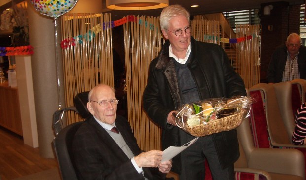 Burgemeester Jac Klijs kwam de honderdjarige feliciteren. FOTO TIES STEEHOUWER