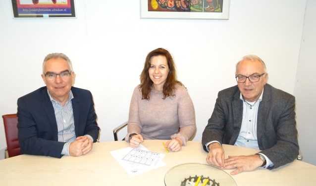 Van links naar rechts Anthonie Maranus van Surplus, Janneke van Leijen van CZ en wethouder Eef Schoneveld. FOTO MIRYAM VAN DER STEE