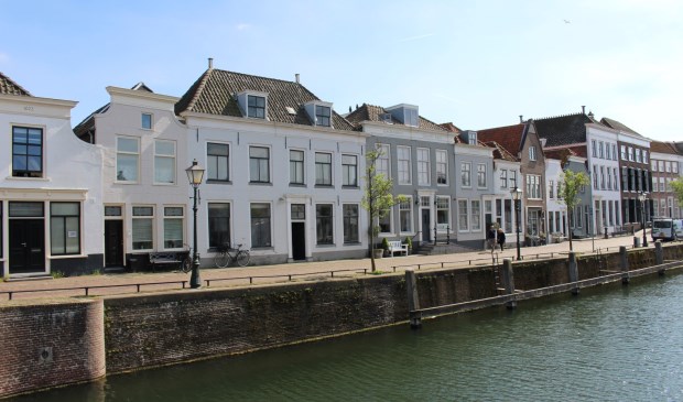 Het monumentale pand aan de Grote Kade 6 (het witte pand met de fiets ervoor).