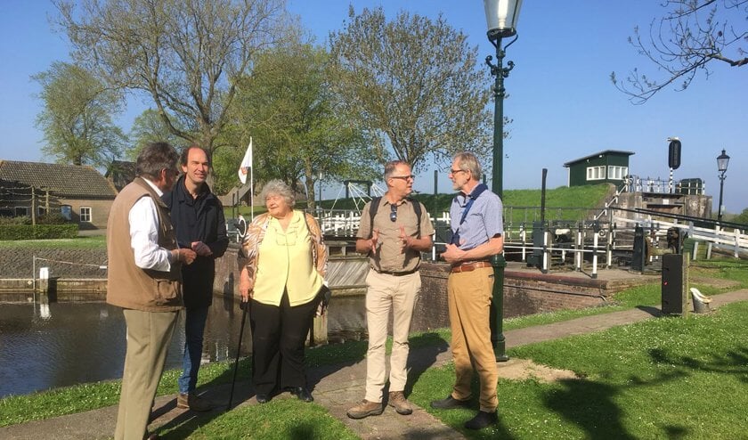 Gerard Baten, Henri Swinkels, Ans van den Berg, René Kwant en Jos Akkermans bij de sluis in Beneden Sas.