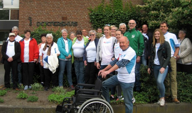 Deelnemers en begeleiders zijn klaar voor de start van de Nationale Diabetes Challenge. FOTO JOS OONINCX
