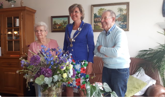 Groot feest voor Piet en Toos Vergouwen uit Hoeven die maar liefst 65 jaar getrouwd zijn. FOTO PAUL VERGOUWEN