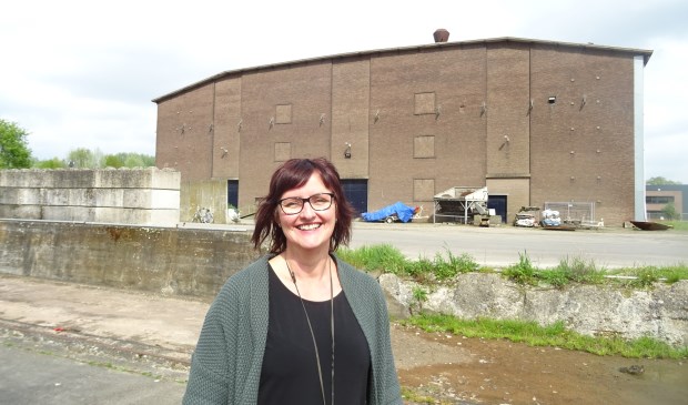 Petra Wevers voor het terrein van de pulphal van de voormalige Suikerfabriek waar straks een stadsstrand verrijst. FOTO MIRYAM VAN DER STEE