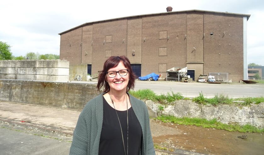 Petra Wevers voor het terrein van de pulphal van de voormalige Suikerfabriek waar straks een stadsstrand verrijst. FOTO MIRYAM VAN DER STEE