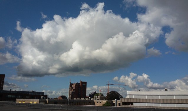 Warm, later op de dag kans op zware regen- of onweersbui