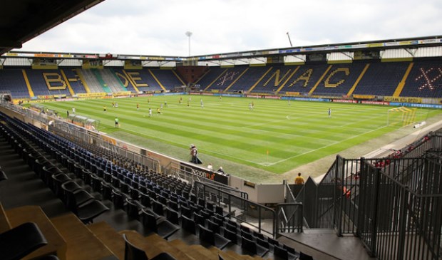 NAC speelde zondag tegen Heracles, Zonder publiek, dat stond naast het stadion. foto Peter Visser