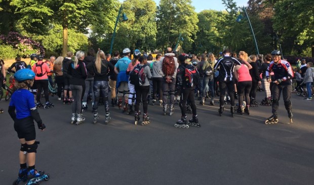 Meer dan honderd skaters gingen vrijdagavond op pad voor een rondje singels tijdens de derde Singelskate.