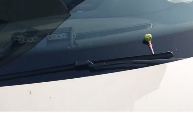 Een lolly bij de voorruit.