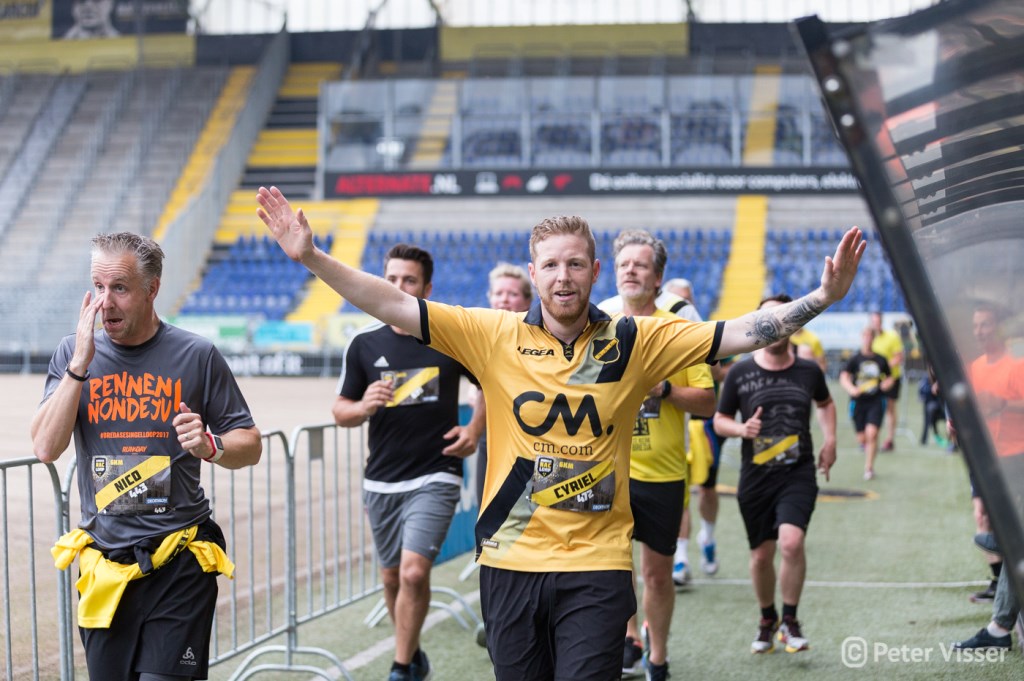 Rennen door en om het NAC-stadion tijdens de eerste Avondje NAC-loop. De opbrengst van de donaties gaat naar de Grote Kerk.