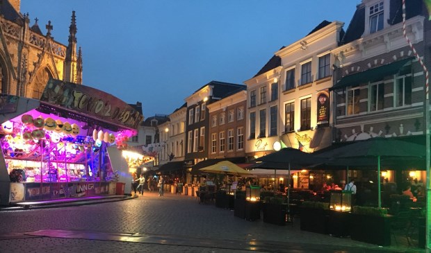 Kermisattracties aan de voet van de Grote Kerk tijdens de familiekermis.