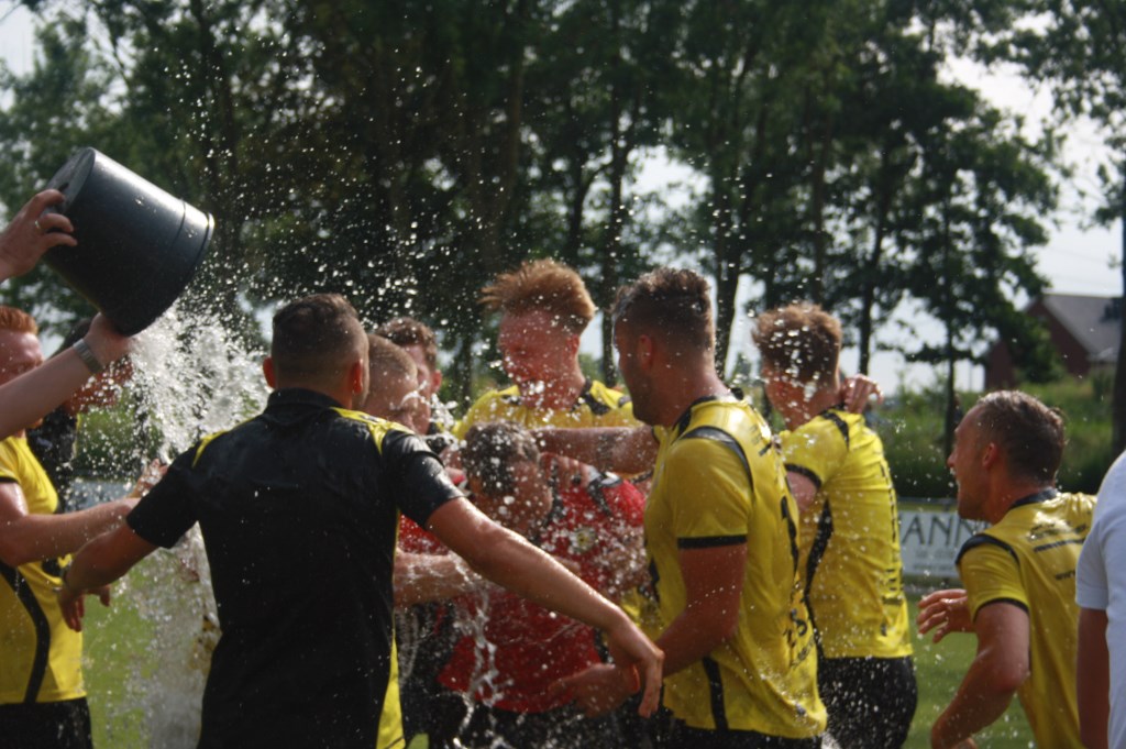 De ontlading na de wedtrijd was enorm. Trainer Erwin de Nijs ondergaat met plezier de douche van zijn spelers.