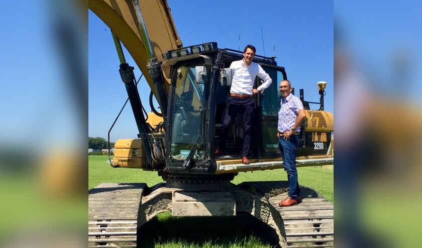 Dhr. Legemate als grondeigenaar en Dhr. Lodders namens de Saman Groep starten officieel met de aanleg van Zonnepark Zierikzee.